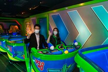 左から鈴木亮平、今田美桜。