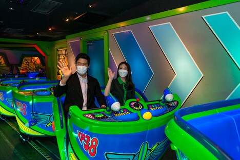 左から鈴木亮平、今田美桜。