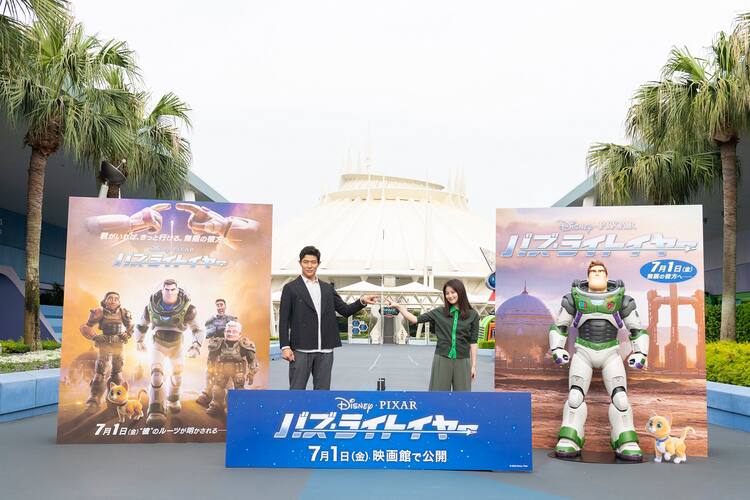 宇宙にいるみたい 鈴木亮平 今田美桜が バズ ライトイヤー に興奮 映画ナタリー