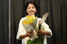 花束とスイカを手にする大沢一菜。