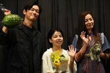 左から井浦新、大沢一菜、尾野真千子。