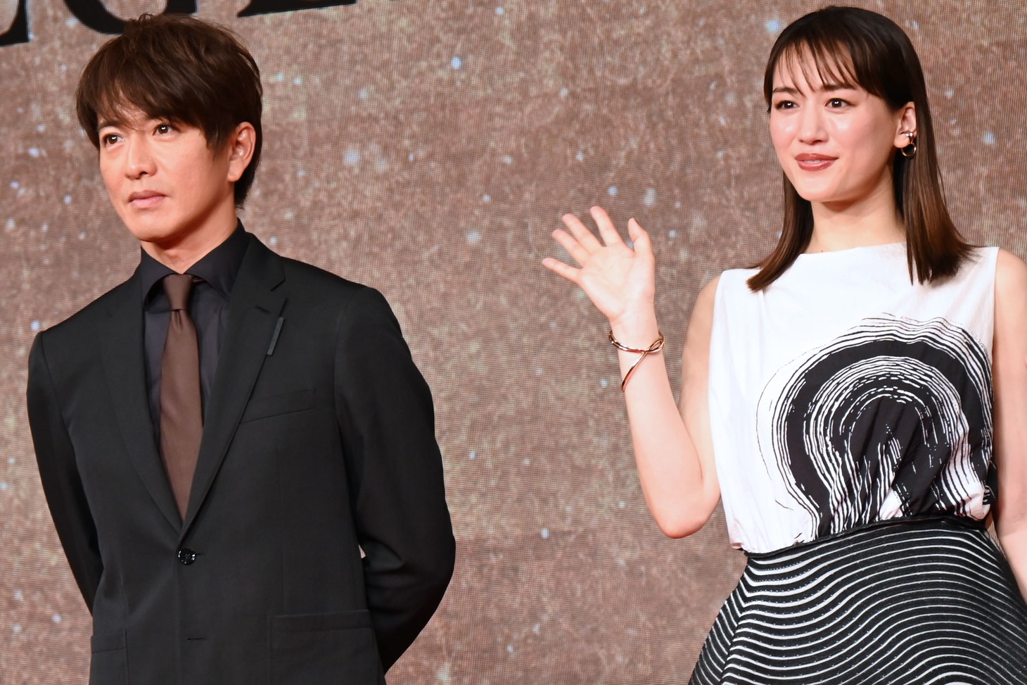東映70周年記念作品発表会見にて、左から木村拓哉、綾瀬はるか。