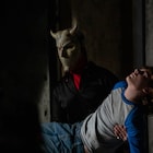 イーサン・ホークがダークサイドに、殺人鬼演じた「ブラック・フォン」語る特別映像