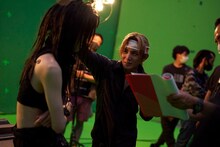 エド役の山田涼介（中央）とエンヴィー役の本郷奏多（左）。