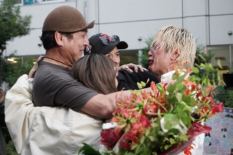 間宮祥太朗（右）