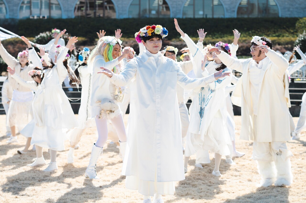 望月歩が謎の白装束集団に崇められる…「妖怪シェアハウス」新映像と場面カット到着