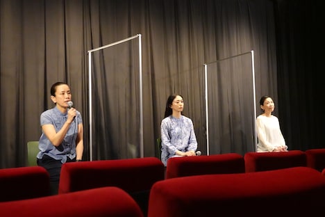 左から渡辺真起子、中村優子、大島葉子。