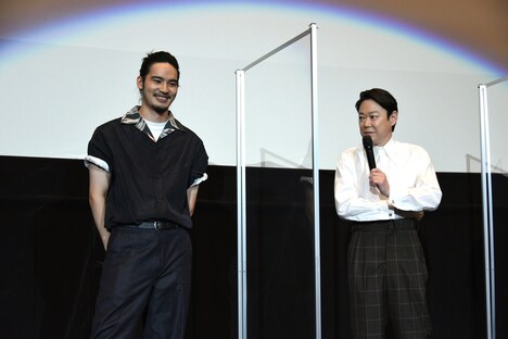 左から岡田健史、阿部サダヲ。