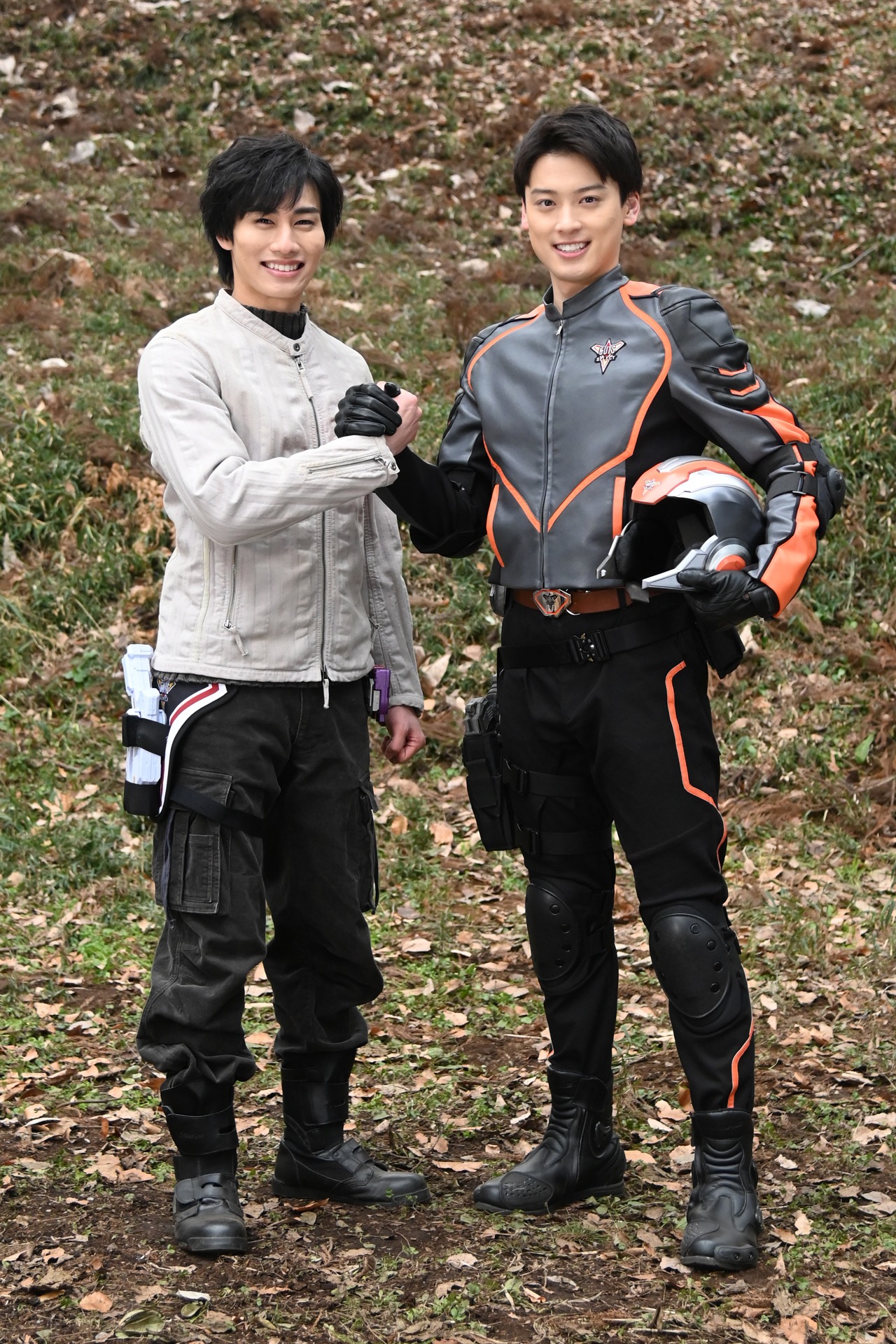左から寺坂頼我扮するマナカ ケンゴ、松本大輝扮するアスミ カナタ。