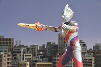 ウルトラデュアルソードを持つウルトラマントリガー。ウルトラデュアルソードはケンゴが変身アイテムであるGUTSスパークレンスにウルトラデュアルキーを装填することで出現し、ウルトラディメンションカードを読み込むことでさまざまな必殺技を発動できる。