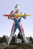 ウルトラデュアルソードを持つウルトラマンデッカー。