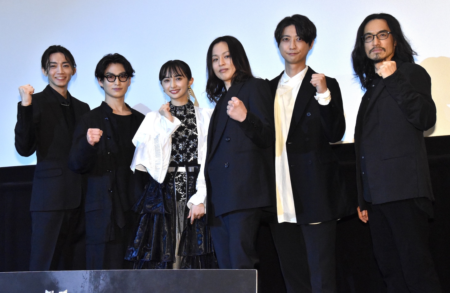 「漆黒天 -終の語り-」公開初日舞台挨拶の様子。左から長妻怜央、松田凌、小宮有紗、荒木宏文、鈴木裕樹、唐橋充。