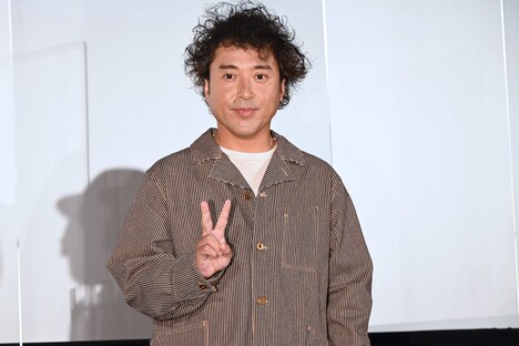 イベント開始早々、報道陣に真顔でアピールするムロツヨシ。