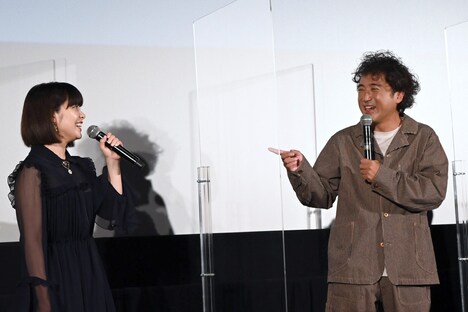 左から岸井ゆきの、ムロツヨシ。