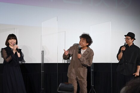 サプライズに驚くムロツヨシ（中央）。