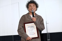 「ムロツヨシの日」のサプライズに喜ぶムロツヨシ。