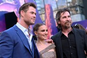 左からクリス・ヘムズワース、ナタリー・ポートマン、クリスチャン・ベール。