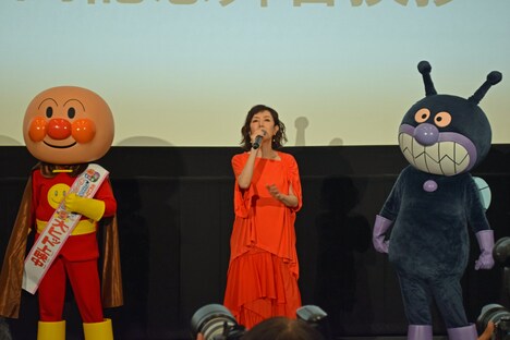 左からアンパンマン、戸田恵子、ばいきんまん。