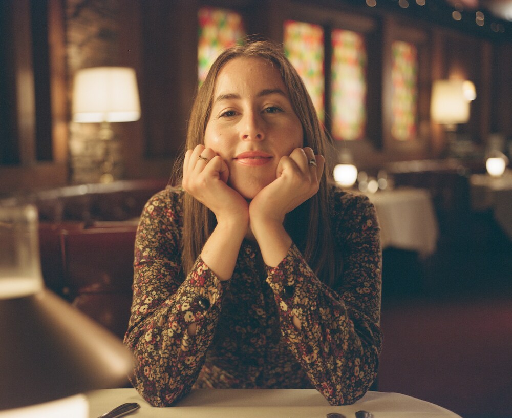 歳の差10の微妙な距離感、PTA新作「リコリス・ピザ」初デートシーン解禁