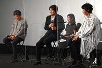 来日時のエピソードを笑顔で話すソン・ガンホ（中央）。