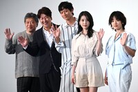 「ベイビー・ブローカー」来日記念舞台挨拶にて、左から是枝裕和、ソン・ガンホ、カン・ドンウォン、イ・ジウン、イ・ジュヨン。