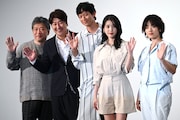 ソン・ガンホが是枝裕和とのタッグに「ワクワクときめき」、韓国キャストそろって来日