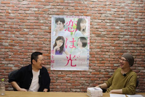 左から小林啓一、MCの森直人。