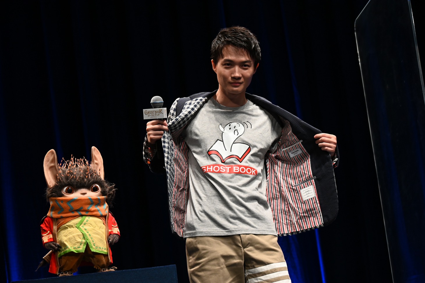 劇中に登場するTシャツを着てきた神木隆之介。