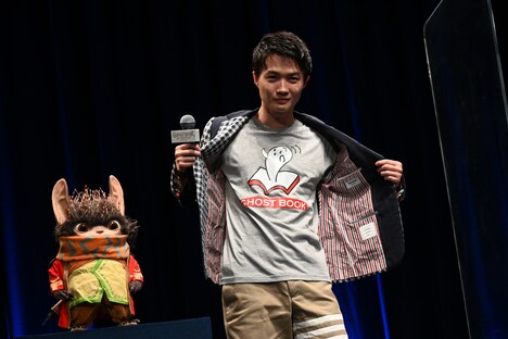 劇中に登場するTシャツを着てきた神木隆之介。