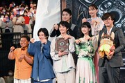 「ゴーストブック おばけずかん」完成披露試写会の様子。おばけポーズを取る登壇者たち。
