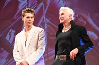 左からオースティン・バトラー、バズ・ラーマン。