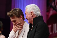 談笑するオースティン・バトラー（左）とバズ・ラーマン（右）。