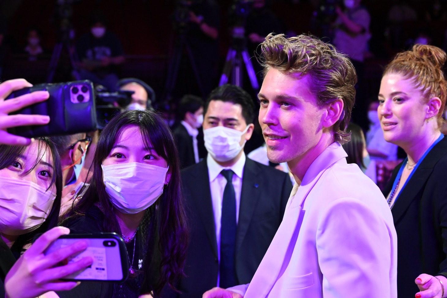 ファンとの撮影に応じるオースティン・バトラー。