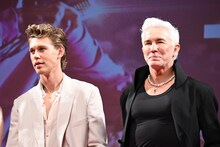 左からオースティン・バトラー、バズ・ラーマン。