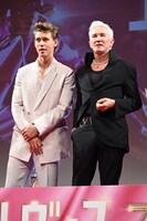 左からオースティン・バトラー、バズ・ラーマン。