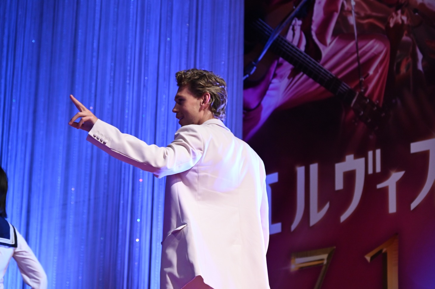 ステージを去るオースティン・バトラー。