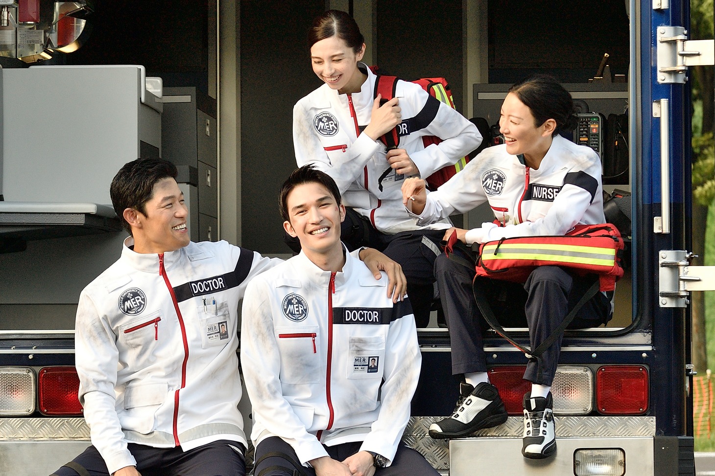 前列左から鈴木亮平、ジェシー。後列左から中条あやみ、菜々緒。
