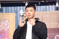 「六本木クラス」の「6c」のマークを手で作ろうとするもcが逆の竹内涼真。