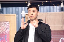 「六本木クラス」の「6c」のマークを手で作ろうとするもcが逆の竹内涼真。