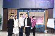 左から香川照之、新木優子、チョ・グァンジン、竹内涼真、平手友梨奈。