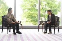左から中村正人、岡田惠和。