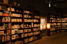 「鈴木敏夫とジブリ展」より、「鈴木敏夫の本棚」エリアの様子。