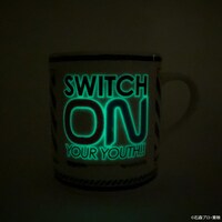 「仮面ライダーフォーゼ 光る！マグカップ」が暗闇で光るイメージ。