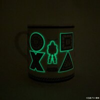 「仮面ライダーフォーゼ 光る！マグカップ」が暗闇で光るイメージ。