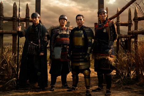 左から山田裕貴、大森南朋、松本潤、松重豊。