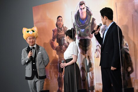 「ソックスのかぶりものを褒められた」と報告する山内健司（左）。