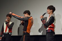 「ウルトラマントリガー エピソードZ」の好きなシーンについて語る松本大輝（中央）。