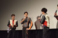 「なんか嘘くさい」といじられる松本大輝（中央）。