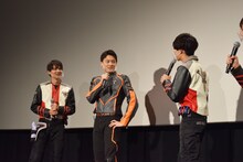 「なんか嘘くさい」といじられる松本大輝（中央）。