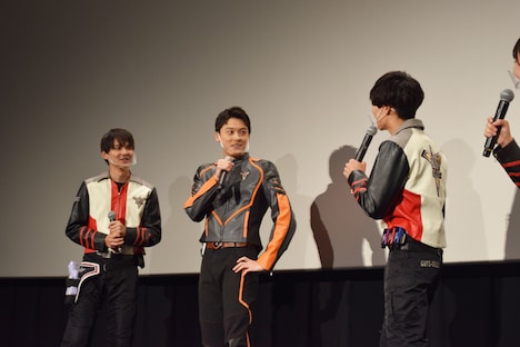 「なんか嘘くさい」といじられる松本大輝(中央)。